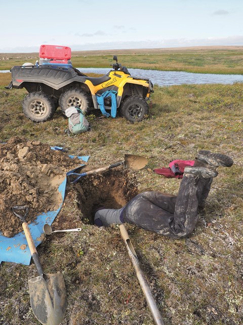 ”När man borrar permafrost behöver man först gräva sig ner till permafrostytan, vilket ibland kunde vara en bit över en meter. Här rensar vi botten på sten, grus och lera.”