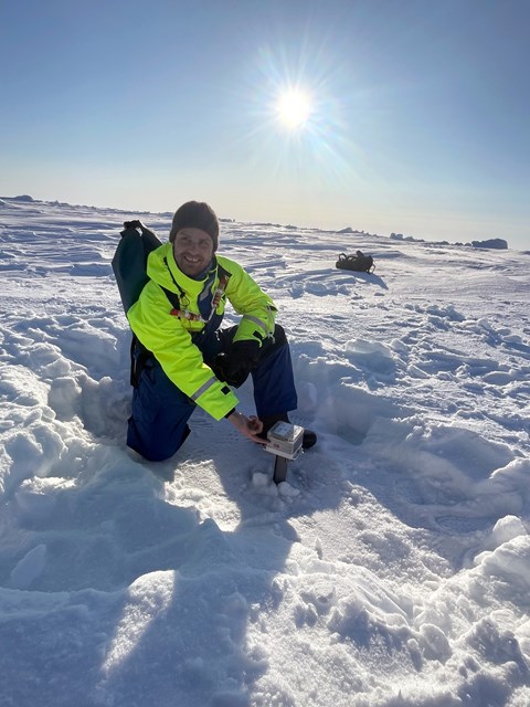 Truls Karlsen, Universitetet i Tromsø (UiT), sätter ut en driftboj på isflaket
