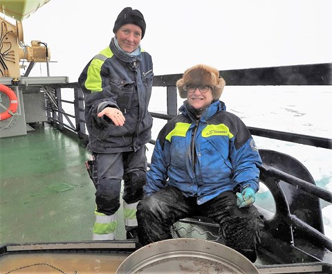 Johanna gets to take part in the findings from the first bottom cut. Chief Scientist Pauline Snoeijs Leijonmalm (Stockholm University) has, among other things, sifted out a small mussel in the sediment sample from a depth of approximately 1 300 meters
