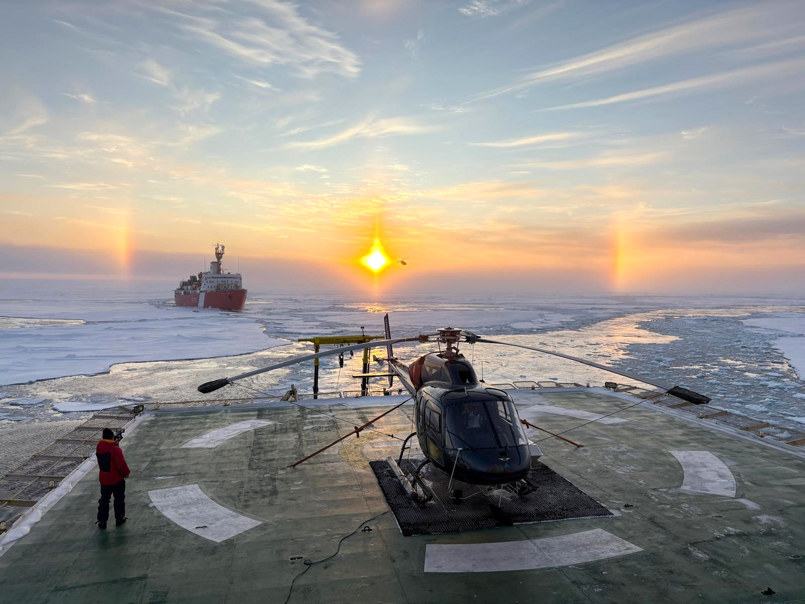 Odens helikopterdäck med kanadensiska kustbevakningsfartyget (CCGS) Louis S. St-Laurent i bakgrunden