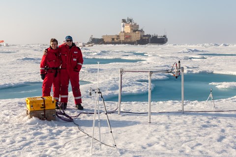 Christian Katlein and Philipp Anhaus (AWI) are proud of their installation of a bio-optical buoy on the sea ice