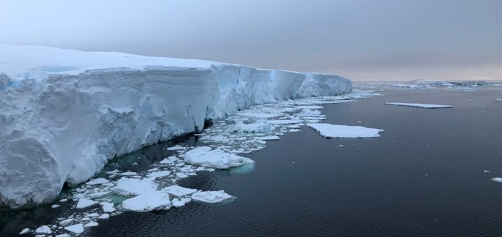 Pionjär tar sig in under Domedagsglaciären