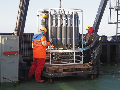 Tre forskare förbereder provtagning med CTD på isbrytaren Odens däck