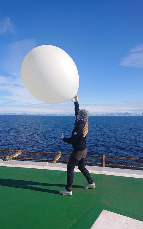 ACAS doktorand Sonja Murto skickar iväg en radiosond (väderballong) från Odens helikopterplatta under SAS 2021