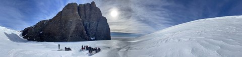 Vy över snötäcke och bergstoppar.