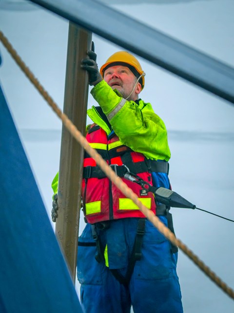 Ett sedimentprov hämtas hem från havsbotten