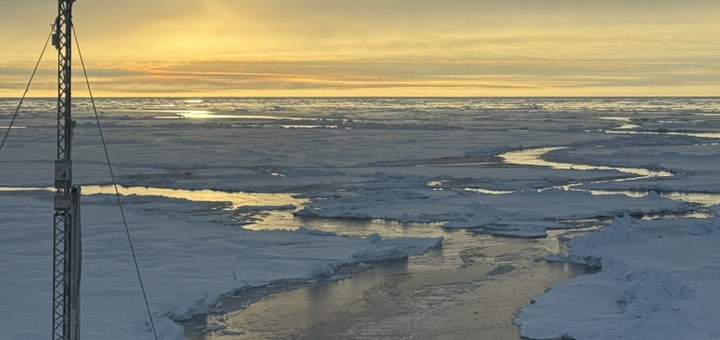 A floating studio in the landscape of ice