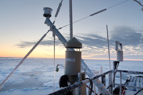 Instrument för att fånga in luft installerade på Odens fjärde däck. Genom olika luftinsläpp togs prover på aerosolpartiklar, molndroppar och iskristaller