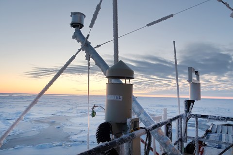 Instrument för att fånga in luft installerade på Odens fjärde däck. Genom olika luftinsläpp togs prover på aerosolpartiklar, molndroppar och iskristaller