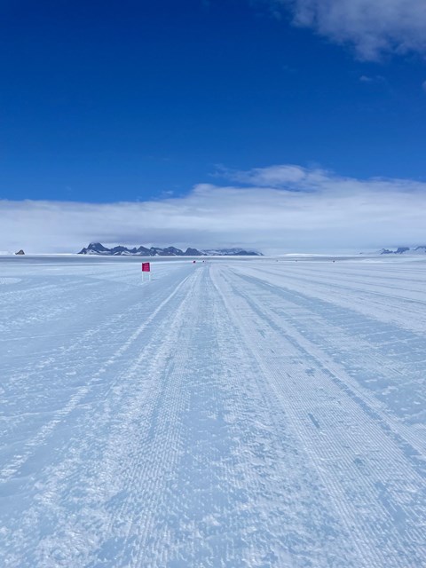Landningsbana för flygplan i Antarktis. 