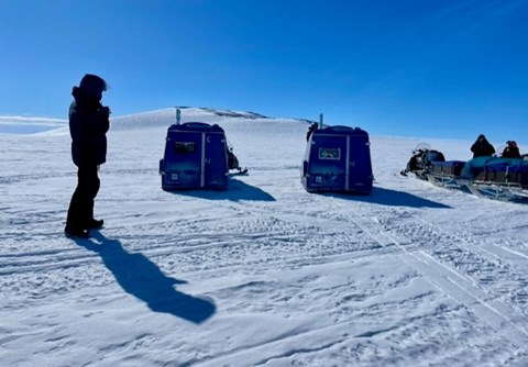 Ett stopp med skotrar i Antarktis.