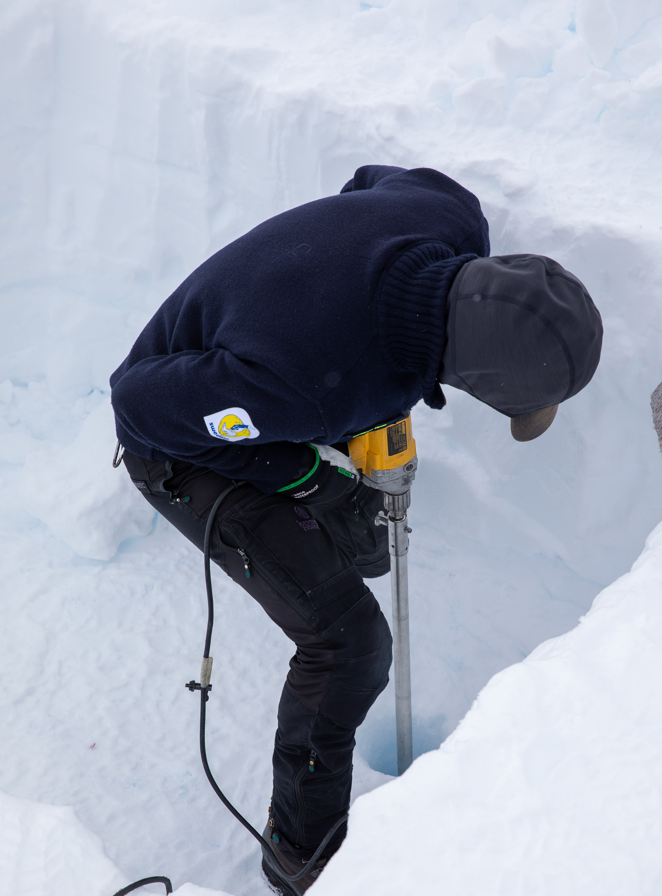 Tryggve borrar sig ned genom snö, firn och is med Kovacs-borren, här med hjälp av borrmaskin. Kärnorna ger oss ett direkt facit på vad som döljer sig under ytan