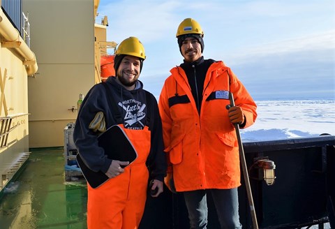 Lennart Gerke (Helmholtz Centre for Ocean Research, Tyskland) och Yannis Arck (Heidelberg University, Tyskland) förbereder sig för att ta emot vatten från för att bestämma vattnets ålder via olika kemiska markörer. Just idag var det en riktigt kall dag och fördäck var väldigt halt. Foto: Anna Stiby.