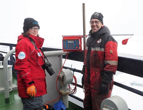 When you are not raking for fish, you can also use a jigging machine that is hung over the railing for fishing. Baldvin Thorvaldsson (Swedish University of Agricultural Sciences) talks about the technology to Nicole Hildebrandt (Alfred Wegener Institute, Germany)