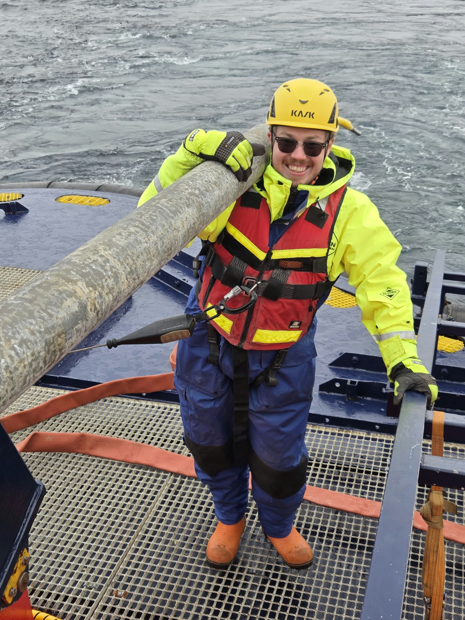 Sjöman håller i rör