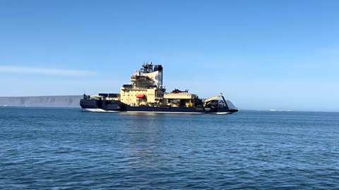 Oden utanför hamnen i Pituffik