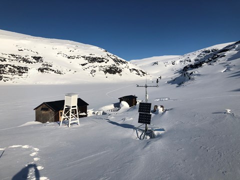The field cabin and the weather station in Latnjajaure