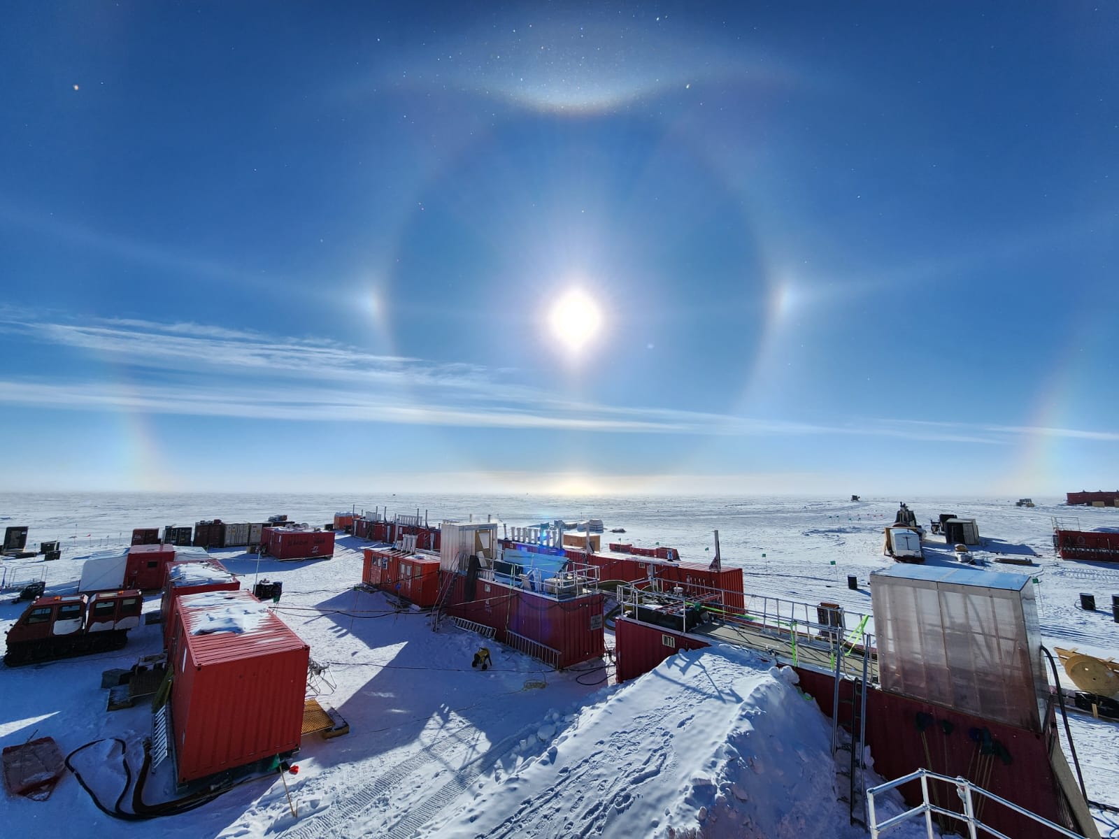Bisolar och en dubbel halo över IceCube Upgrades borrplats