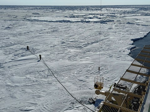 Forskare arbetar på isen utanför Oden.