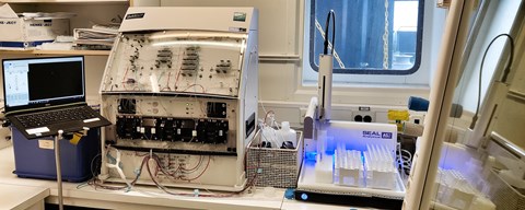 Utrustningen för automatisk analys av näringsämnen i ett renlab finns i Odens huvudlaboratorium