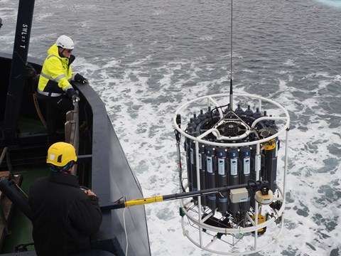 Teknikerna Joachim Gyllestad och Hans-Jørgen Hansen placerar ut en CTD under SAS-Oden 2021-expeditionen