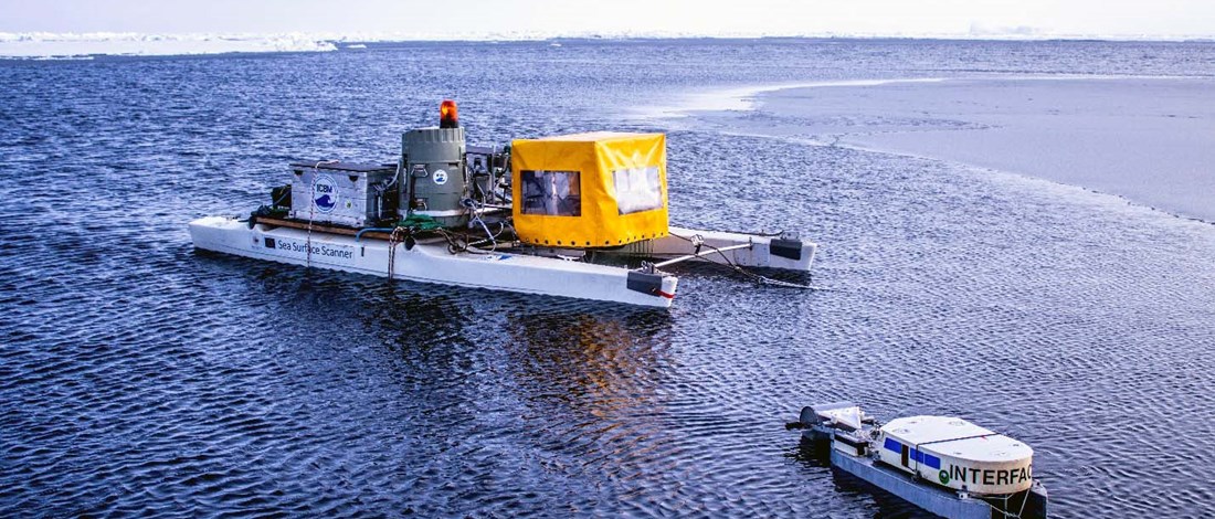 Jakten på arktisk biofilm: att förstå havsytans mikrolager i en öppen råk