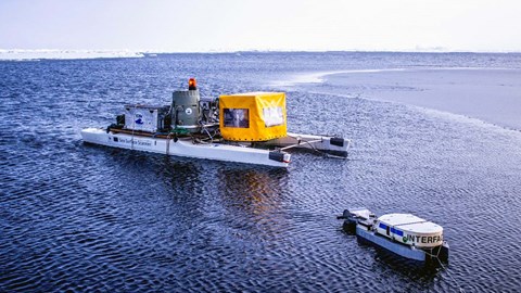 Jakten på arktisk biofilm - att förstå havsytans mikrolager i en öppen råk