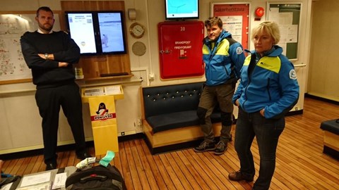 Kapten Erik välkomnar Helene Hellmark Knutsson, minister för högre utbildning och forskning, ombord på isbrytaren Oden i Longyearbyen
