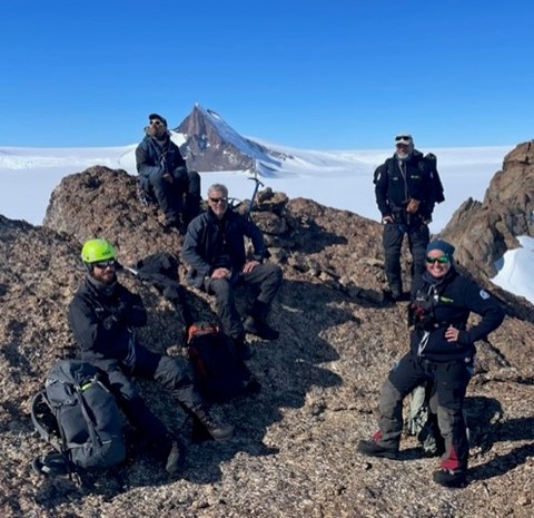 En grupp forskare på berget Tottanfjella i Antarktis