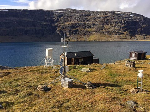 Automatisk väderstation vid Latnjajaure. Foto: Håkan Grudd