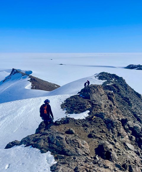 Längs ryggen av Skuafjellet.