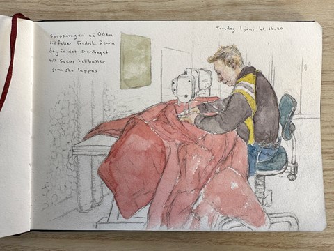 Teckning/akvarell av person som syr i ett stort rött tyg 