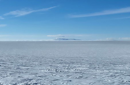 The nunatak Basen in the distance