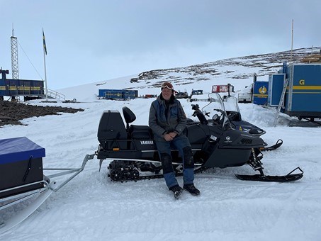 Preparations at Wasa before a field trip, Mikael Thörnäs is sitting on a snowmobile