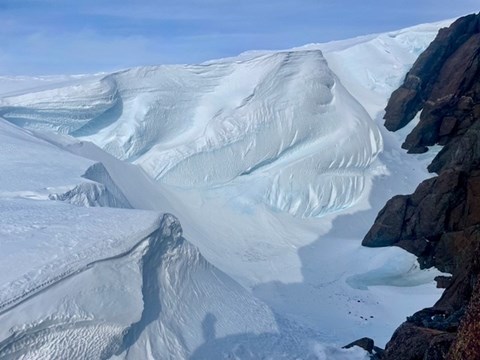 Snödrivor bakom berget Tottanfjella i Antarktis