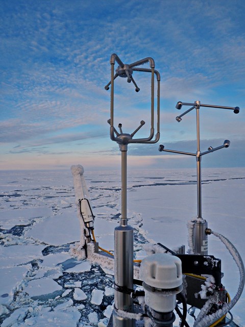 Närbild på mastens instrument, med ultraljudsvindmätare och analysinstrument för mätningar av det turbulenta flödet av vattenånga och koldioxid. Liknande instrument placerades på isen på en liten mast nära en öppen råk