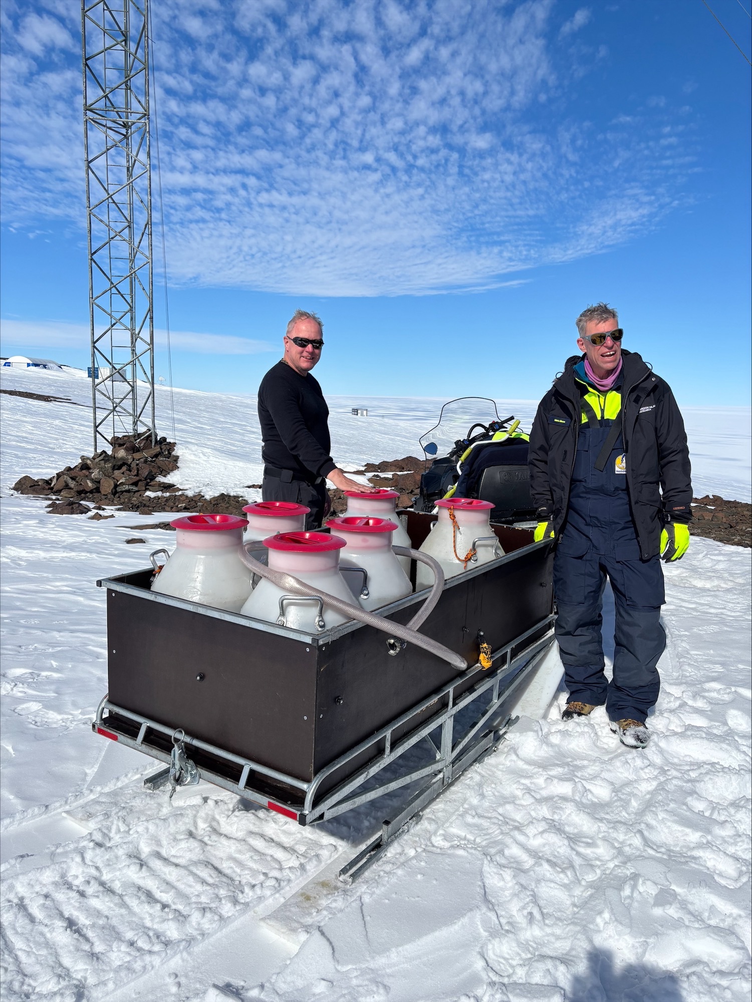 Hämtning av vatten med skoterkälke 