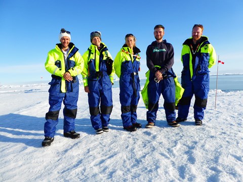 Forskargruppen vid den öppna råken under den första dagen på isen. Från vänster: Matt Salter, Helen Czerski, Karin Alfredsson, John Prytherch och Paul Zeiger.