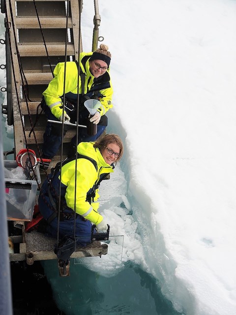 The drop rope on Oden's starboard side also works great for sampling. Janina Rahlff (Linnaeus University) gets help from Emma Svahn (Linnaeus University) when she has to take samples from the surface water film