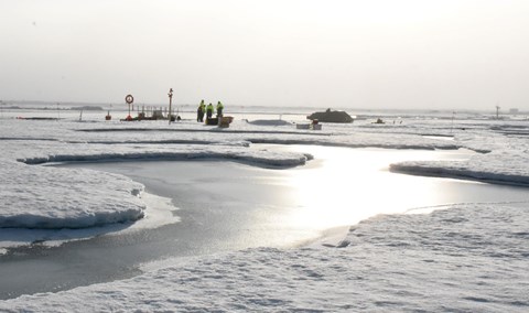 Forskare arbetar på ett isflak under expeditionen Arctic Ocean 2018