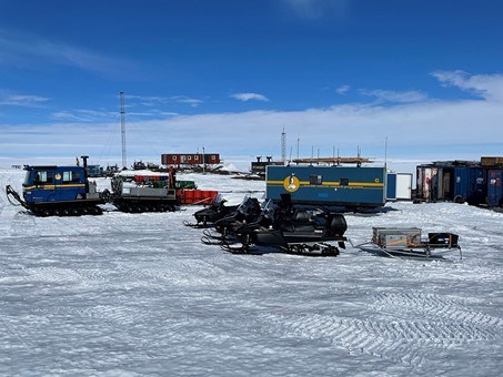 Vehicles and containers in front of the Wasa research station.