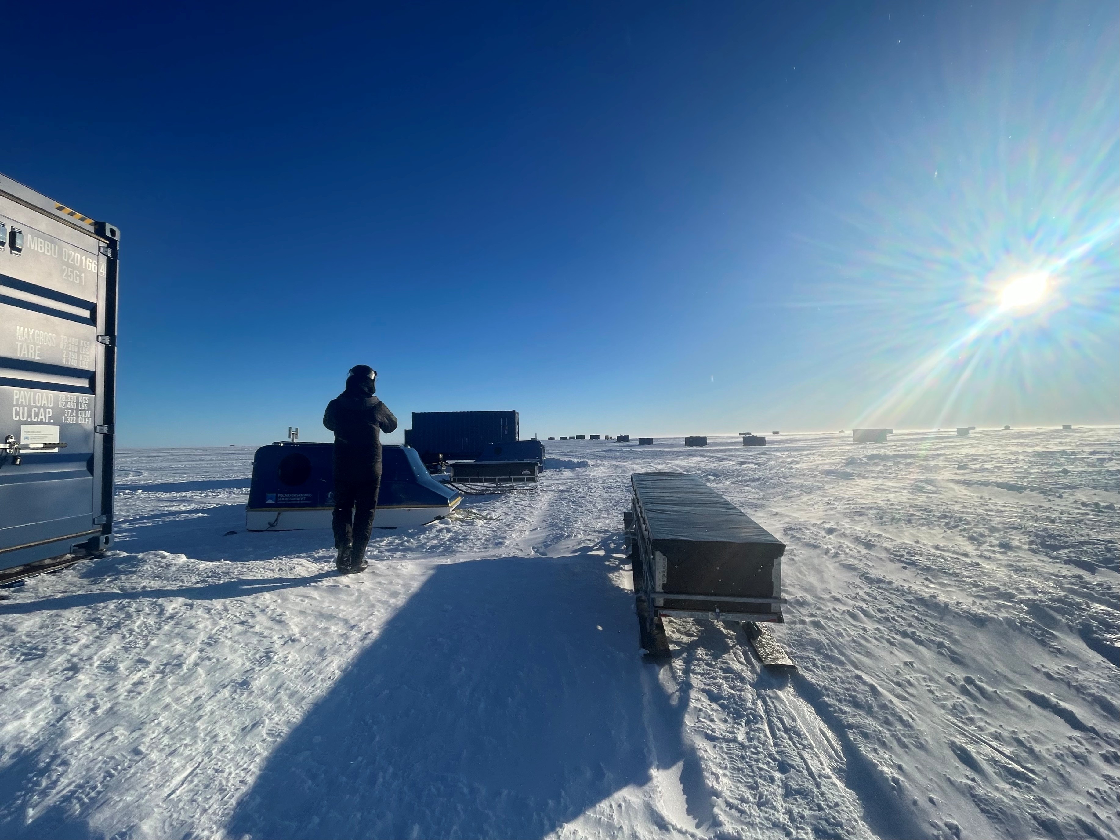 Utrustning står redo inför fältarbete i Antarktis