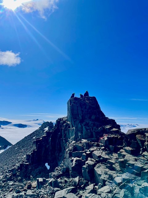 Provtagning på en av tänderna på bergsryggen Kjakebeinet.