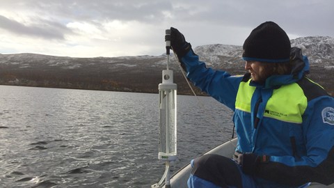 Erik Lundin tar ett vattenprov i Almbergasjön.