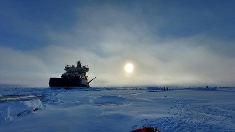 Dagligt arbete på isen intill isbrytaren Oden under expeditionen SAS 2021