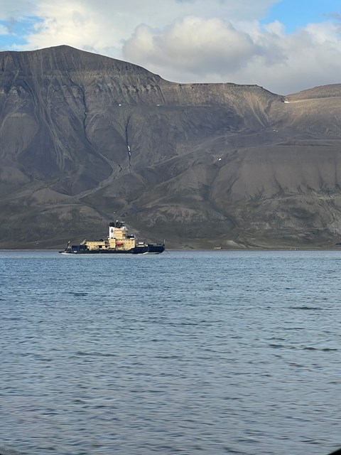 Isbrytaren Oden i Adventfjorden utanför Longyearbyen, Svalbard