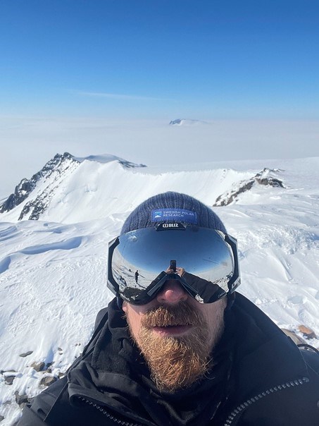 På toppen av berget Plogen i Antarktis