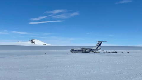 Flygplan på isen i Antarktis. 