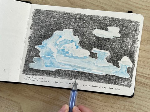 Teckning föreställande blå is på svart bakgrund. 
