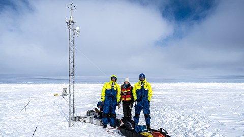 Meteorologiteamet från Stockholms universitet vid energibudgetmasten på isen under första isstationen